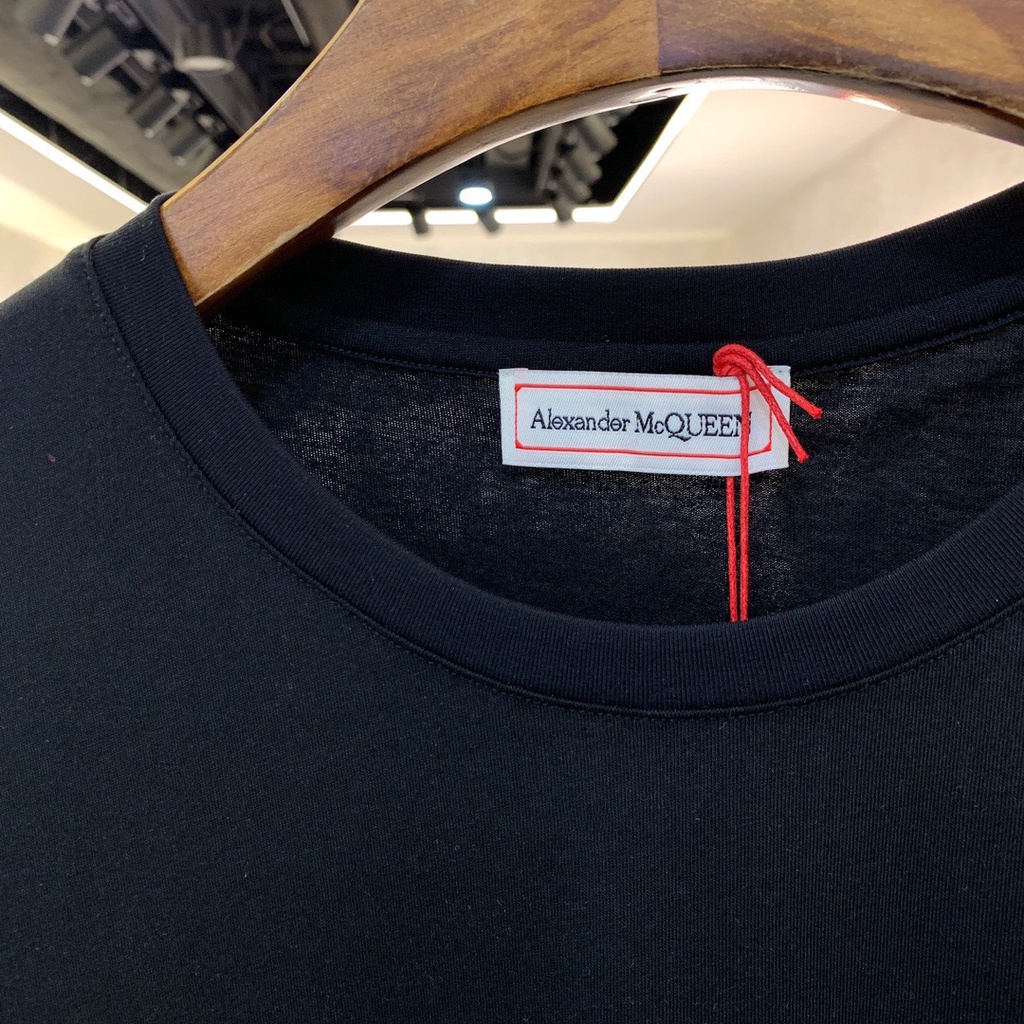 A1exander Mcque  2021 เสื้อยืดคอกลมแขนสั้นพิมพ์ลายกะโหลกสําหรับผู้ชาย #4