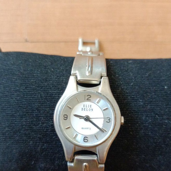 นาฬิกาแบรนด์เนมฝรั่งเศสELLE DELONหน้าปัดสีขาวตัวเรือนสีเงิน ของแท้ 100% มือสองสภาพสวย