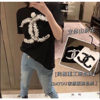 เสื้อยืดสีขาว/ดำ ปักlogo ลาย Chanel แถมเข็มกลัดดอกคามิเรีย free size น่ารัก เนื้อผ้าไม่หนา ใส่สบาย