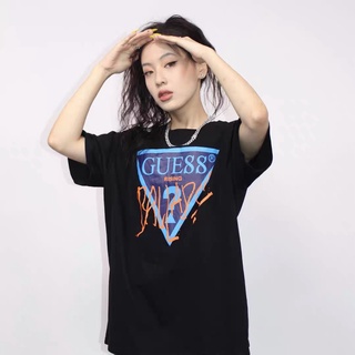 เสื้อยืดโอเวอร์ไซส์Guess x 88rising joint เสื้อยืดแขนสั้น คอกลม พิมพ์ลายกราฟฟิติโลโก้สามเหลี่ยม สไตล์ฮิปฮอป แฟชั่นฤดูร้อ