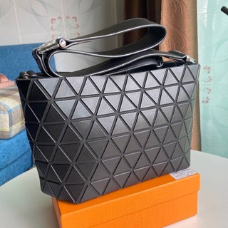 กระเป๋าสะพาย Issey miyake Baobao Bag Size | 25*11*16CM | ถ่ายสดๆจากสินค้าจริง100% มันใจได้เต็ม100ว่าเหมือนเเท้มากๆ