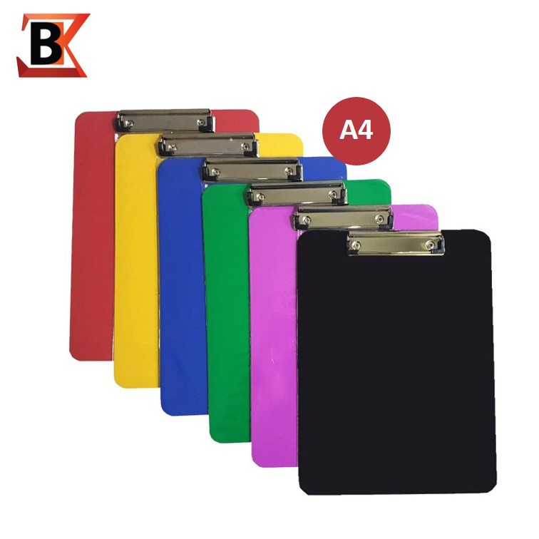 คลิปบอร์ดรองเขียน A4 แบบพลาสติก (สุ่มสี) ตราบีเค BK  ที่หนีบกระดาษ แผ่นรองเขียน PVC