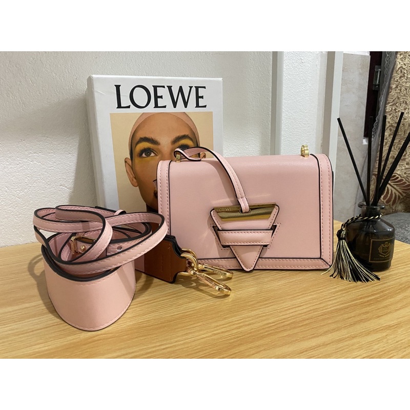 กระเป๋าสะพายข้างสีชมพู Loewe