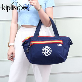 แบบใหม่ กระเป๋าสะพายข้าง Kipling กระเป๋าถือ สีสวยมาก ใบใหญ่ ช่องใหญ่ใส่ของได้เยอะมาก ผ้ากันน้ำ ใส่ได้ทุกสไตล์ พร้อมส่ง