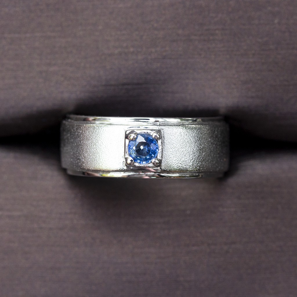 แหวนพลอยไพลินบางกะจะจันทบุรี(BLUE SAPPHIRE)เรือนเงินแท้92.5%ชุบทองคำขาว บ่าข้างประดับด้วยเพชรCZ ไซส์52หรือเบอร์6 US