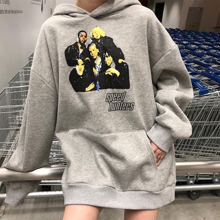 พร้อมส่ง เสื้อกันหนาวมีฮู้ดแขนยาวสีเทา ดีเทลงานสกรีนลายแบบเต็มทั้งด้านหน้าและด้านหลัง มีกระเป๋าเก็บมือหน้า ทรงยาวสวย