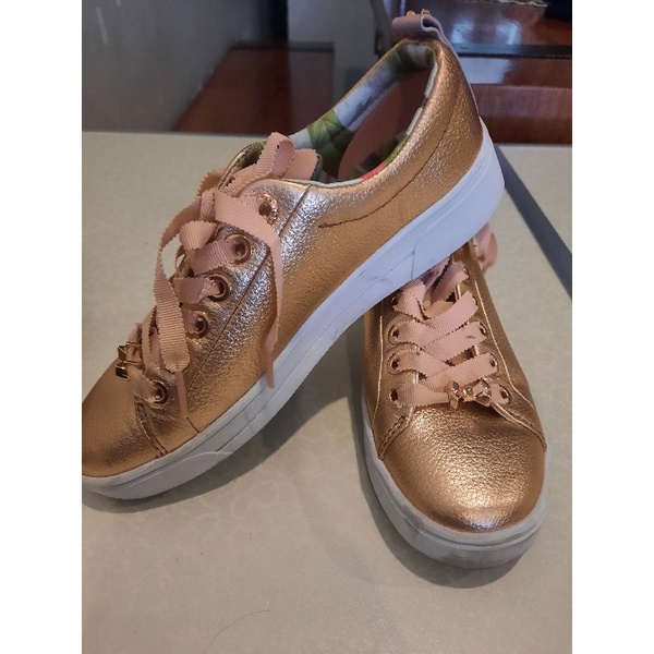 รองเท้าผ้าใบ ted baker ของแท้สภาพใหม่