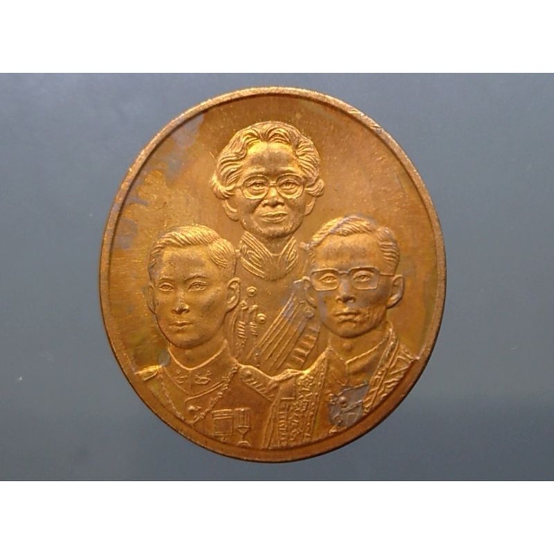 เหรียญ เหรียญที่ระลึก เฉลิมพระเกียรติสามพระองค์ เนื้อทองแดง พระรูป ร9 สมเด็จย่า ร8 ปี 2542 #ของสะสม #วัตถุมงคล