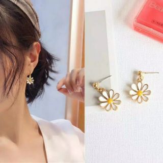 ต่างหูดอกเดซี่ • Daisy Earrings