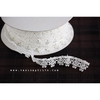 เทปผ้าลูกไม้ ลูกไม้โพลีเอสเตอร์ ลูกไม้ตกแต่ง DIY Polyester Lace สีขาว ลายฉลุ กว้าง 1.5 ซม. จำนวน 1 หลา (รหัส zjj0116)