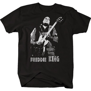 คอลูกเรือเสื้อยืดแขนสั้น ผ้าฝ้ายแท้ พิมพ์ลาย Freddie King Guitar สีดํา สไตล์เรโทร สําหรับผู้ชายS-5XL