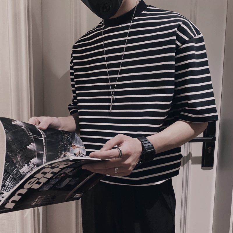 เสื้อยืดแขนสั้นพิมพ์ลายทางทรงหลวมแฟชั่นสไตล์เกาหลีสําหรับผู้ชาย - รูปที่ 2