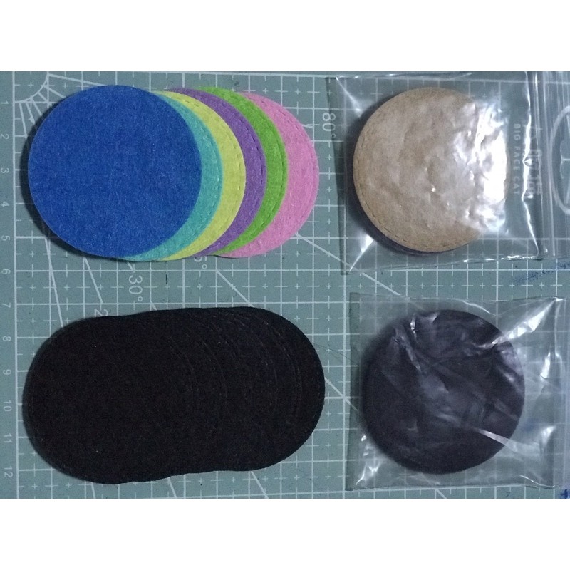 KHMรหัส423ผ้าสักหลาดตัดวงกลม ชนิดแข็งขนาด5 ซม. 6 ชิ้น 8 บาท(สั่งได้พ่อค้าตัดเอง)