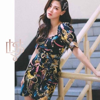 เดรสสั้นพิมลายแขนบอลลูนมาพร้อมเข็มขัด