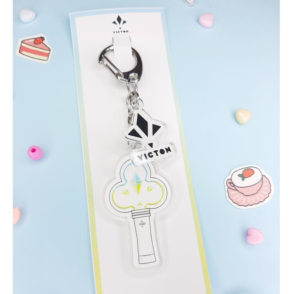 ร้านไทย ส่งฟรี VICTON : Keychain + PIN Lightstick & Fanartพวงกุญแจ แท่งไฟมีเก็บเงินปลายทาง