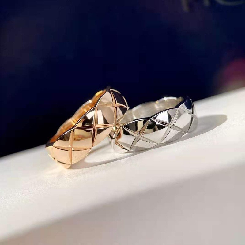 แหวนเพชรแท้พร้อมลายเส้น titanium กับการเคลือบทองคำขาว 18K แบบเรียบร้อยและหรูหรา