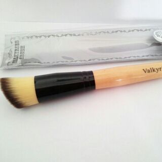 แปรงเกลี่ยรองพื้นหัวตัด Valkyries Brush 

เบอร์ 16