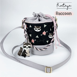 Rataya กระเป๋าทรงกลมใบใหญ่ลาย Rose Raccoon