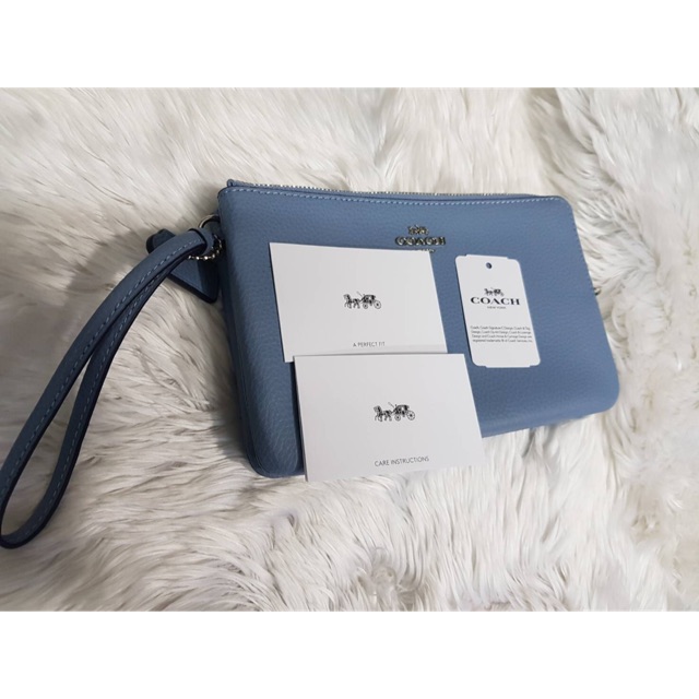 ใหม่!! กระเป๋าคล้องมือCoach สองซิป ไซส์ใหญ่ สีฟ้าสวยมาก กระเป๋าหนัง แบรนด์แท้จาก USA คุ้มค่ามาก ใส่สมุดแบงค์ IP6+ ได้