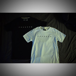 เสื้อยืดสไตล์ มินิมอล ตัวอักษรนูนสวยเด่น ลาย FREEDOM