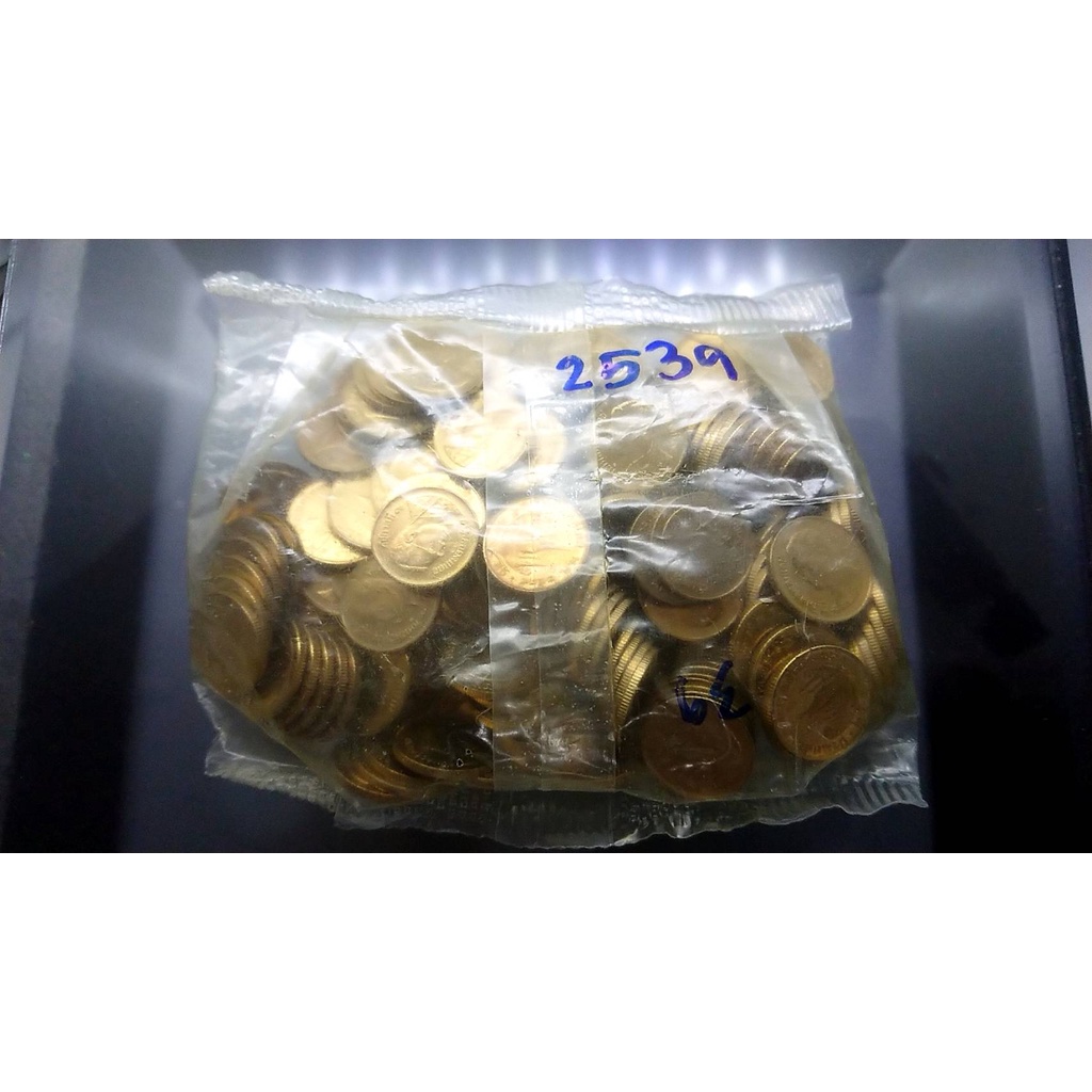 เหรียญหมุนเวียน 25 สตางค์ สต.(ยกแบ่งครึ่งถุง 200 เหรียญ) ปี พศ. 2539 สีทองเหลือง ร9 ออกใช้สมัย ร9 ไม่ผ่านใช้
