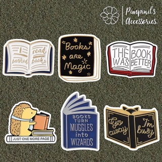 🇹🇭 พร้อมส่ง : 📖🦔 เข็มกลัดเซ็ทหนังสือและเม่น | Book &amp; Hedgehog Enamel Brooch Pin Set.