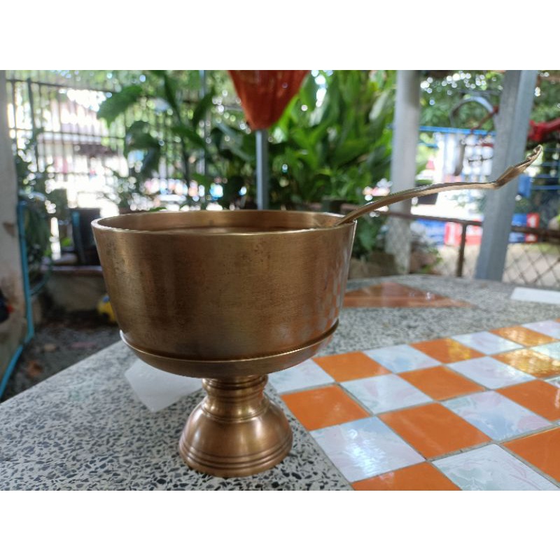 ขันทองเหลืองเก่าโบราณ พร้อมพานและทัพพี