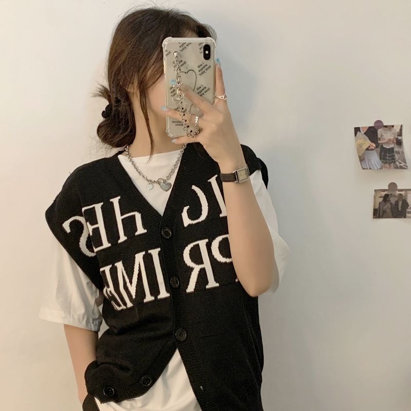 Grace_chili 94112 เสื้อกั๊ก​ไหมพรม คอวี กระดุมหน้าเปิดได้ ลายตัวอักษร ​ผ้านิ่มใส่สบาย