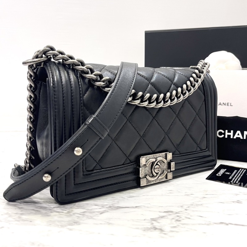 Chanel Boy 10” Holo19 รุ่นสามัญประจำบ้าน ดำ/อะไหล่รมดำ เท่ห์ซิคะ จัดให้ราคาดีแทบแจก‼️สวยเดิมทุกจุด ห้ามพลาดนะคะ