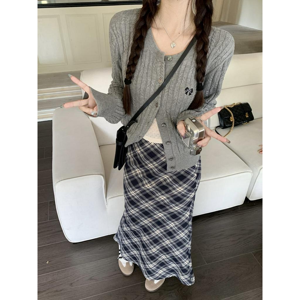 68518 เสื้อคาร์ดิแกนถัก / กระโปรงสลิง สีขาว / กระโปรงตรวจสอบ