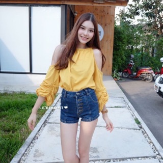 🌸New in สินค้าพร้อมส่ง เสื้อสายเดี่ยวเว้าไหล่แต่งแขนย่น  เนื้อผ้าลินินสลาฟ