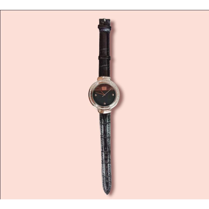 นาฬิกาข้อมือผู้หญิง Guy Laroche หน้าปัดทรงกลมใหญ่ สายหนังเล็ก