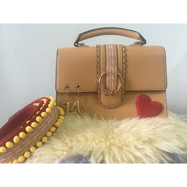 กระเป๋าสะพาย lynaround