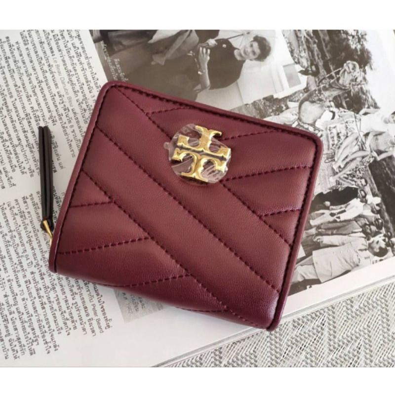 🎀 (สด-ผ่อน) กระเป๋าสตางค์ 2 พับ 56820 สี Imperial Garnet TORY BURCH Kira Chevron Bi-fold Wallet