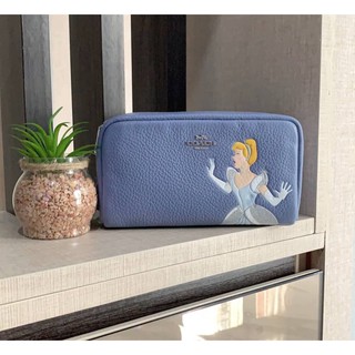 (ส่งฟรี) DISNEY X COACH ⚜️Limited ⚜️ SMALL BOXY COSMETIC CASE WITH CINDERELLA กระเป๋าใส่เครื่องสำอาง