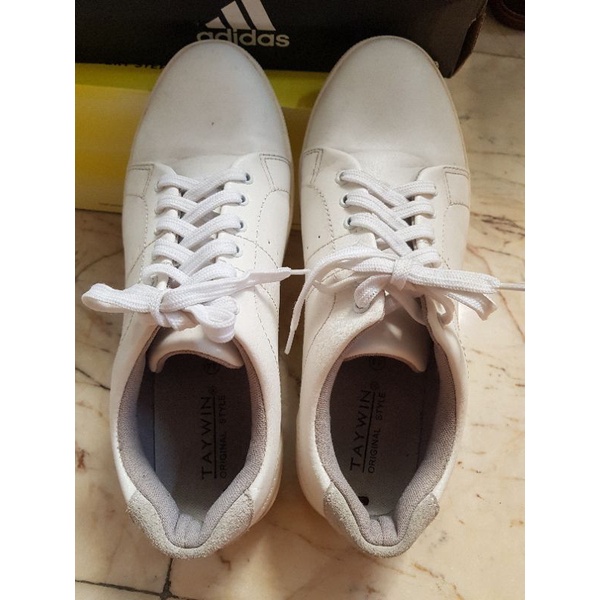รองเท้า TAYWIN สีขาว มือ✌