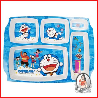 อุปกรณ์ใส่อาหาร อุปกรณ์บนโต๊ะอาหาร ถาดหลุม SUPERWARE DORAEMON SKY 12 นิ้ว 
 วัสดุผลิตจากเมลามีนแท้ 100% แข็งแรงทนทาน
 ทน