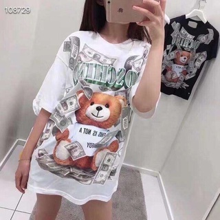 [S-5XL]เสื้อยืด ผ้าฝ้าย พิมพ์ลาย Moschino tag + label dollar bear