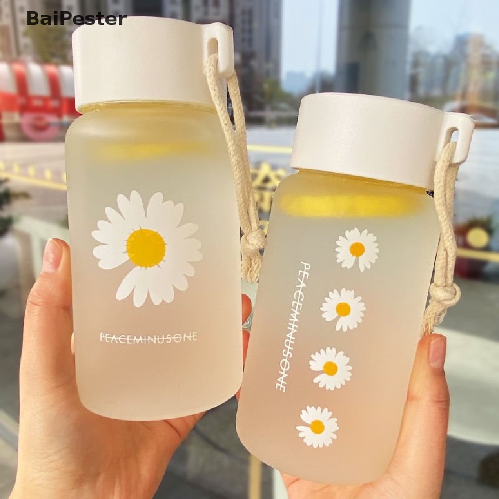 [BaiPester] ขวดน้ําพลาสติกใส ลายดอกเดซี่ ขนาดเล็ก 500 มล. แบบพกพา สําหรับเดินทาง เปิด