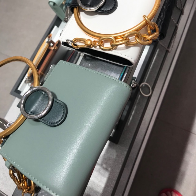 กระเป๋าสตางค์ Charles & Keith