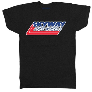 [S-5XL] 【ชุดประจําวัน】Gildan เสื้อยืดลําลอง ผ้าฝ้าย 100% แขนสั้น พิมพ์ลาย Skyway Tuff Wheels สไตล์เรโทร สําหรับผู้ชาย ไซ