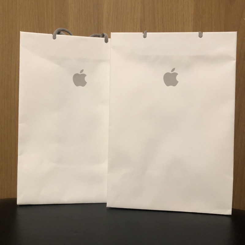 ถุงกระดาษจาก Apple store ขนาด 20 x 29 x12 cm.