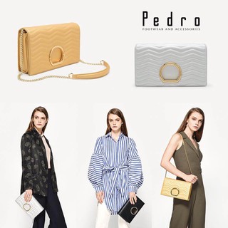 🎀PEDRO METAL DETAIL SHOULDER BAG🎀 กระเป๋าสะพายทรงผืนผ้าสไตล์คลัช ขนาดพอดีตัว