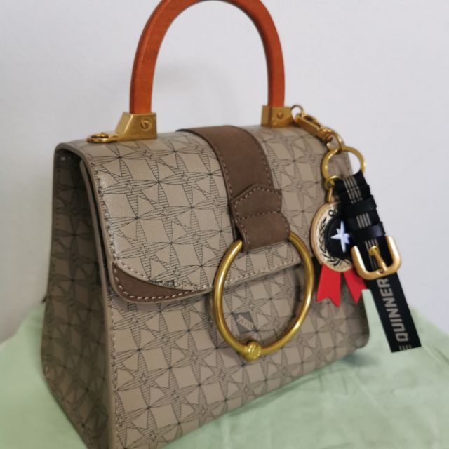 กระเป๋าถือ พร้อมสายสะพาย ของQuinn