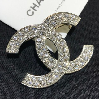 Chanel Brooch เข็มกลัดเพชรชาแนล เกรดไฮเอน 1:1 ค่ะ ชนช็อป เหมือนเป๊ะทุกจุด งานสวยมากค่ะ งานมีน้ำหนักไม่ก๊องแก๊งนะคะ