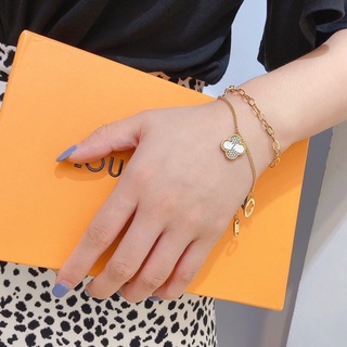 สร้อยข้อมือดอก Clover สีขาว สวยหรู