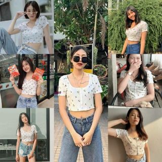 เสื้อ Crop เอวลอย คอยู มีกระดุมหน้า พิมลายดอกทั้งตัว