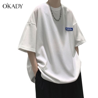 OKADY เสื้อยืดผู้ชาย สไตล์อเมริกันชายแขนสั้นฤดูร้อนแบรนด์สีทึบพิมพ์หลวมเสื้อยืดแฟชั่นรอบคอระบายอากาศแขนห้าจุด เสื้อเชิ้ตแขนสั้นผู้ชาย