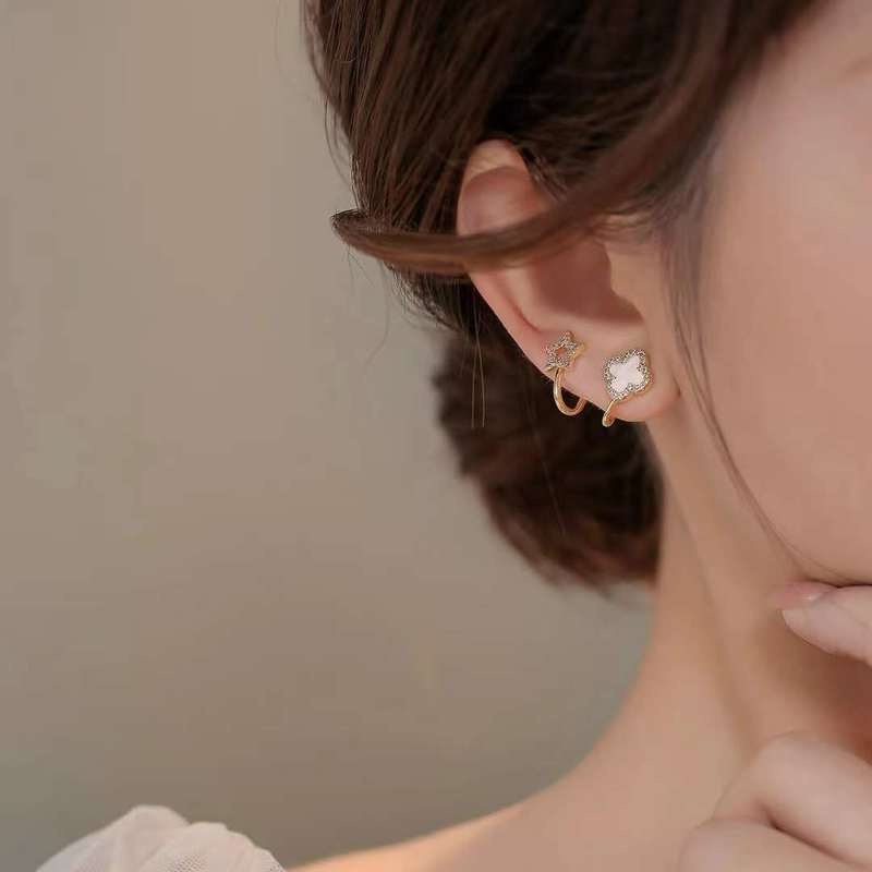 Korozo ต่างหูสตั๊ด เข็มเงิน รูปใบโคลเวอร์ ดาว ดอกไม้ ฝังเพทาย สี่แฉก แฟชั่นสําหรับผู้หญิง ต่างหูโคลเวอร์สี่ใบ