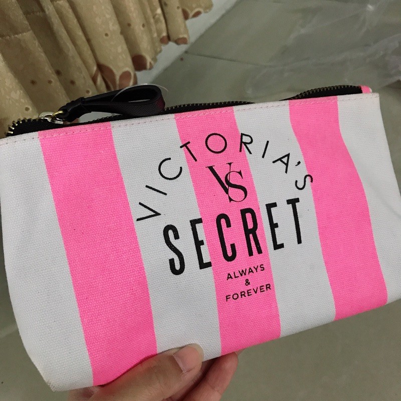 กระเป๋าเครื่องสำอางค์ Victoria’s Secret